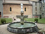 La fontaine avec une statue de la Vierge à l'Enfant, au milieu du cloître.