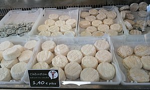 Fromages de chèvre, vendus sur le marché de Costaros (Haute-Loire).