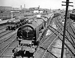 Der Pines Express auf der Fahrt von Manchester nach Bournemouth im Jahr 1957 in Crewe mit Lokomotive 46236 City of Bradford, die ursprünglich abgeflachte Rauchkammer ist inzwischen durch eine der Regelbauart ersetzt