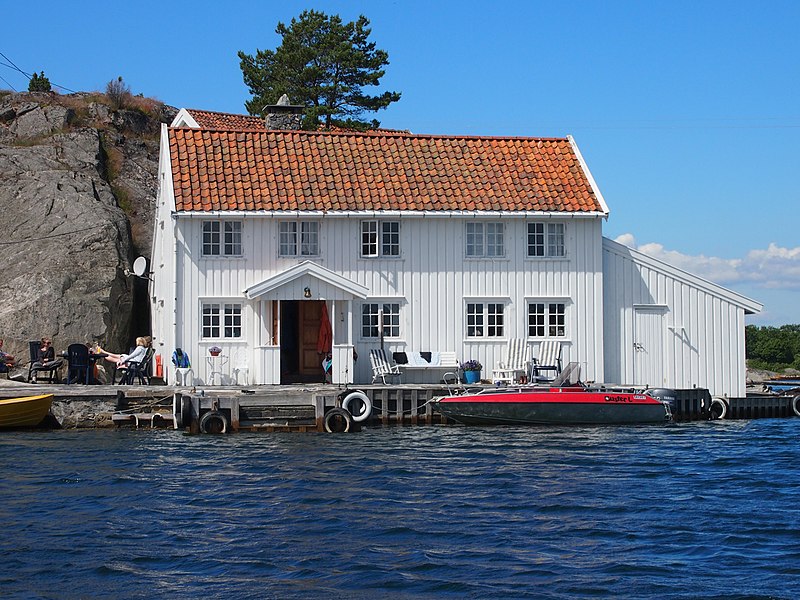 File:Hytte på Ullerøya - panoramio.jpg