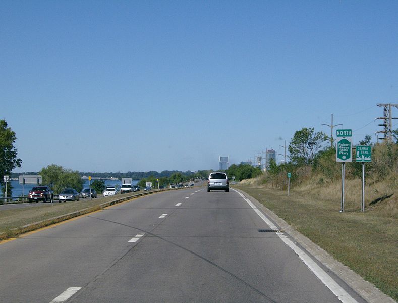 File:Robert Moses Pkwy north in Niagara Falls NY.jpg