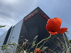 Fasad, multihyresgästlager på Logistikposition Sunnanå med blomma i förgrunden