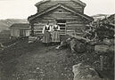 Budeier foran fjøs og låve på Smørlidseter i Heidal i Oppland 1898 Foto: Herman Major Schirmer/Riksantikvaren