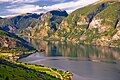 Aurlandsfjorden vist des d'una carretera de muntanya