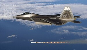 Americký letoun F-22 odpaluje raketu AIM-120 AMRAAM