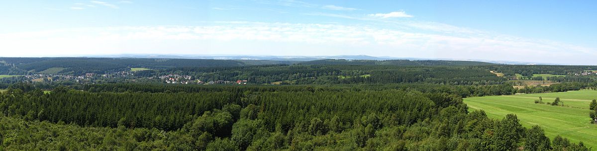 Blick vom Hochsollingturm; links im Panorama ist Neuhaus zu erkennen. Ganz rechts sind noch einige Häuser von Silberborn zu sehen. Der markante Berg am Horizont mittig mit dem Fernsehturm ist der 497 m hohe Köterberg