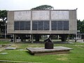 Mural de Víctor Vasarely. Títol: Sophia. Any: 1954. Ubicació: Torre de refredament de l´Aula Magna. Als jardins al sud-oest del Corredor Cobert, a prop de la Biblioteca Central.