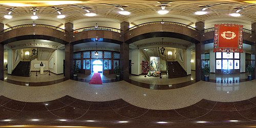 Acceso interior a edificio principal. Busto de S. M. Felipe VI de España y cuadro Madre de los Infantes.