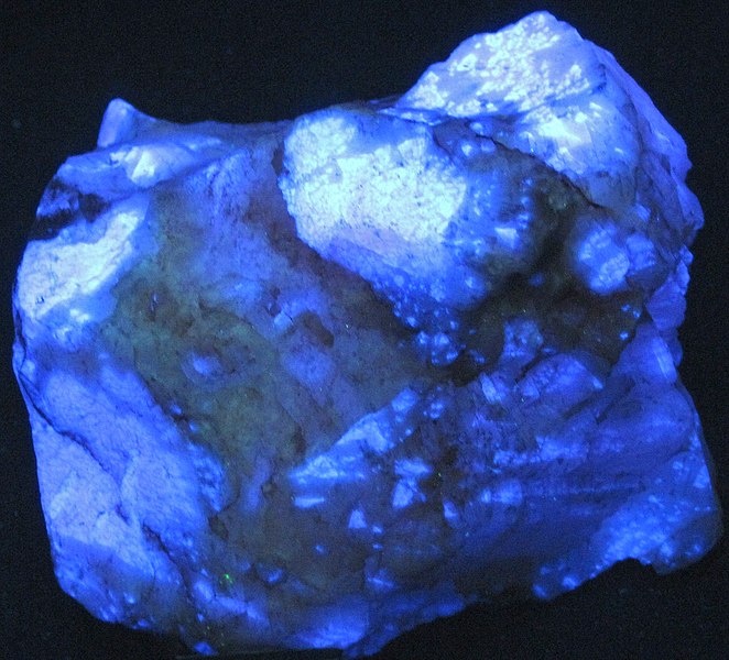 File:Calcite fluorescing.jpg