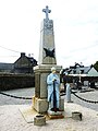 Carhaix : le monument aux morts de Plouguer.