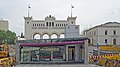 Zugang zur City-Tunnel-Station Bayerischer Bahnhof mit Portikus und Schalterhalle im Hintergrund.