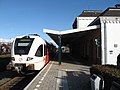 Perronzijde met Arriva-trein naar Groningen