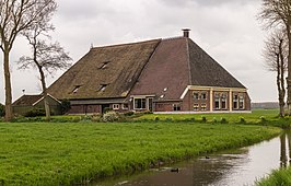 Een grote boerderij in het buitengebied van het dorp