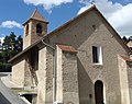 L'église, contreforts face à la pente.