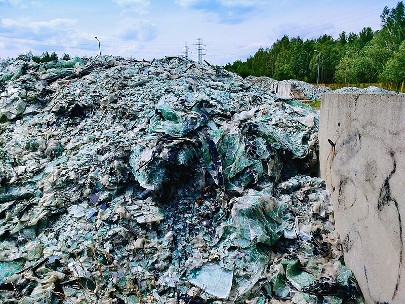 File:18 Glass recycling in Europe - laminated car glass sorting before recycling - Creative Commons Attribution.jpg