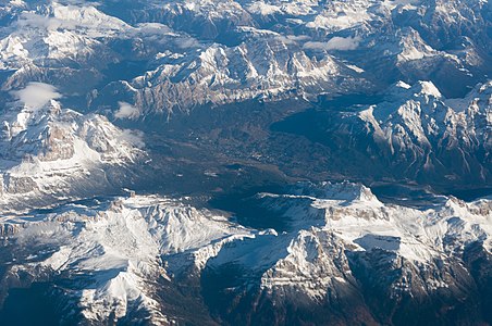 Berge mit Tofane (links), Cristallo-Gruppe, Dolomiti, Sorapis, Valle delle Boite mit Cime Ambrizzola, Croda da Lago unten im Foto (Luftbild im Winter)