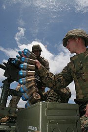 Deux soldats en train d'armer un lance-grenades automatique.