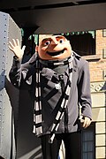 Despicable Me - Felonius Gru on Parade Float Waving (41640936234).jpg