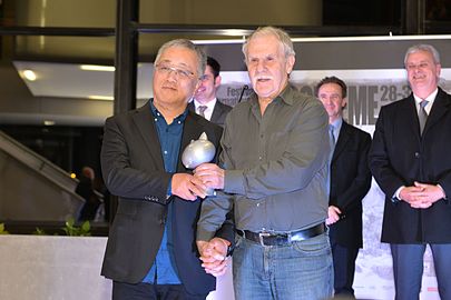 Katsuhiro Otomo remettant le Grand prix à Hermann.