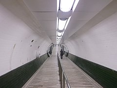 De reizigerstunnel tussen hal en perrons