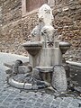 La Fontana dei Monti sur le flanc de l'église