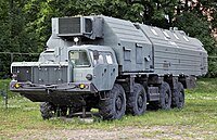 トーポリ弾道ミサイルシステムの支援車両。右舷側キャビンの無いMAZ-543M/MAZ-7910系の車両。