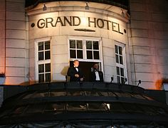 Fredspris-vinnerne Al Gore og Rajendra Pachauri, leder av FNs klimapanel, på balkongen på Grand Hotel 10. desember 2007.