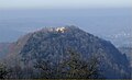 Die Ruine steht auf einem Zeugenberg