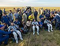 Die Crew mit den Helfern kurz nach der Landung