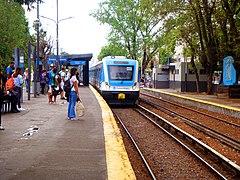 Tren ingresando a la estación, en dirección Morón