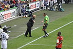 L'entraîneur du Stade rennais Frédéric Antonetti, en discussion avec un arbitre lors d'une rencontre disputée par son équipe en août 2011.