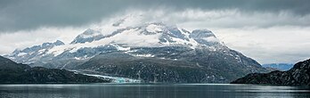 Vista lateral da geleira de Johns Hopkins, Parque Nacional e Reserva da Baía Glacier, Alasca, Estados Unidos. A geleira, de 19 km de comprimento, tem sua origem nas encostas leste da Montanha Lituya e do Monte Salisbury (definição 7 713 × 2 433)