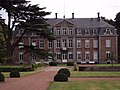 Het kasteel Ten Bieze met links de Libanonceder