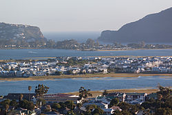 Uitsig oor Knysna, die strandmeer en Thesen-eiland