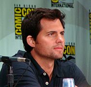 Kristoffer Polaha dans le rôle de Henry Butler