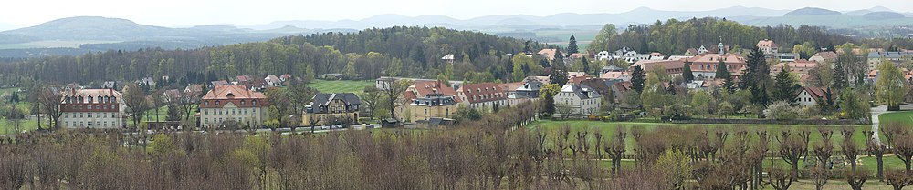 Pohled na Herrnhut z altánu na Hutbergu