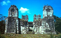 Tampak depan berlanggam Chenes di Hochob