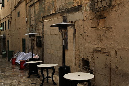 Funghi riscaldanti in una via del centro storico de La Valletta, a Malta