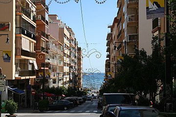 Calle con bajada hacia el mar