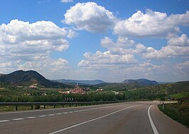 De N-211 nabij Castel de Cabra en de Sierra de San Just-bergketen