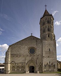 La façade occidentale et le clocher.