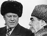 Presiden AS Gerald Ford (kiri) memakai ushanka, sementara pemimpin Uni Soviet Leonid Brezhnev (kanan) memakai papakha