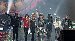 Guns N' Roses in 2017. V.l.n.r.: Dizzy Reed, Richard Fortus, Duff McKagan, Axl Rose, Slash, Melissa Reese en Frank Ferrer