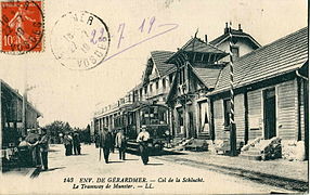 Le tramway de Munster à la Schlucht devant le poste frontière du col de la Schlucht dont l'ornementation du faîte en drakstil fait référence à la décoration de pignon nordique en vogue au XIXe siècle.