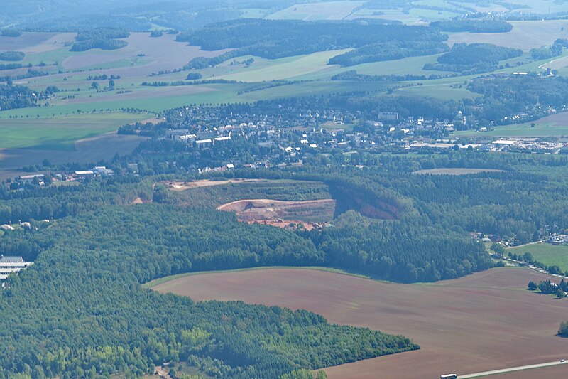 File:Leukersdorf - Steinbruch und Ort.jpg