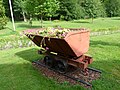 L'un des anciens wagonnets qui transportaient le minerai de fer dans les mines. Ici transformé en monument souvenir au Joli-Bois.