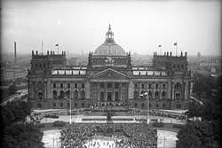 Bundesarchiv Bild 102-13744, Berlin, Reichstag, Verfassungsfeier.jpg