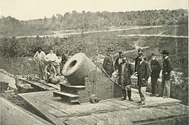 De "Dictator", een belegeringsmortier vanaf een spoorwegrail bij Petersburg die granaten van 33 cm diameter en 100 kg afvuurde. Op de voorgrond is de rechtse figuur brigadegeneraal Henry J. Hunt bevelhebber van de artillerie van het Army of the Potomac.[1]