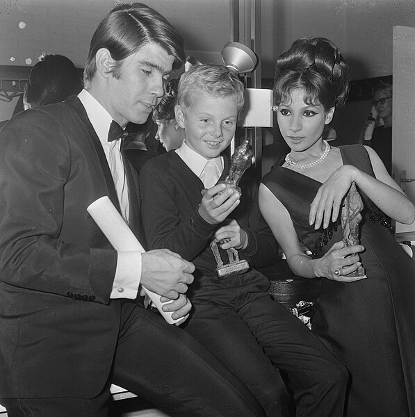 File:Grand Gala du Disque 1965 , het 9-jarig zoontje Gaby van Toon Hermans , samen me, Bestanddeelnr 918-2580.jpg