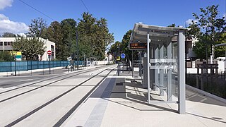 Les quais décalés de la station Jouveau - Stade Pierre Baizet